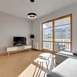 Holiday Apartment Near The Sea - Free Private Parking
